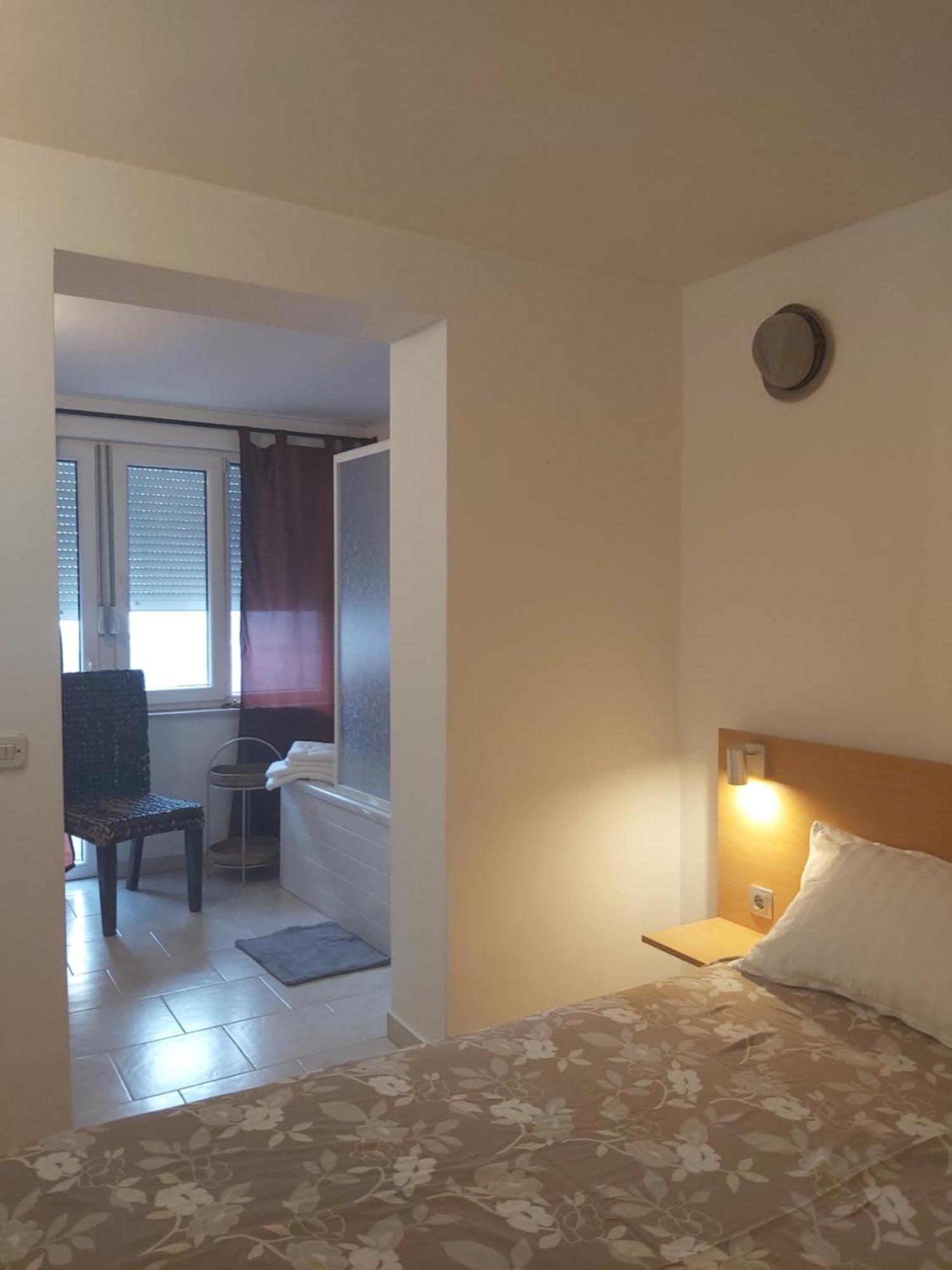 Apartman Luce With Shared Pool Zadar Buitenkant foto